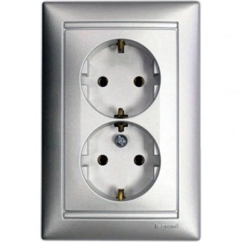 Розеточный блок LEGRAND Valena немецкий стандарт 2х2К+3 укомплектованный 16 А 230/250 В алюминий Розеточный блок LEGRAND Valena немецкий стандарт 2х2К+3 укомплектованный 16 А 230/250 В алюминий